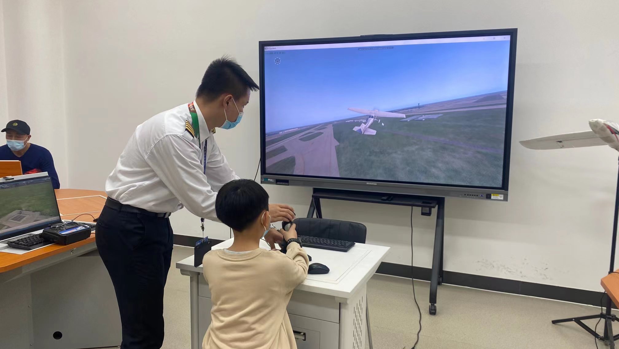 應不應該給孩子買無人機？-新疆保華潤天航空